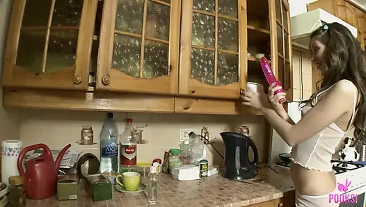 Si seksi kimmy t lagi asik muasin dirinya sendiri pakai dildo di dapur!