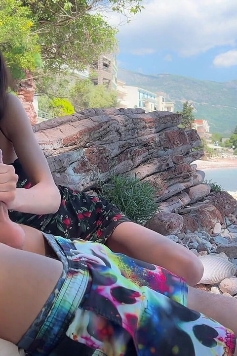 Mostrando pau na praia - menina viu meu pau e me ajudou a gozar