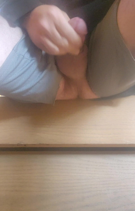 Tinha um esguicho debaixo da mesa no Bojangles enquanto desfrutava do café da manhã.  Desfrutar.