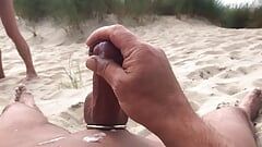 Betrapt op masturberen en klaarkomen op het strand