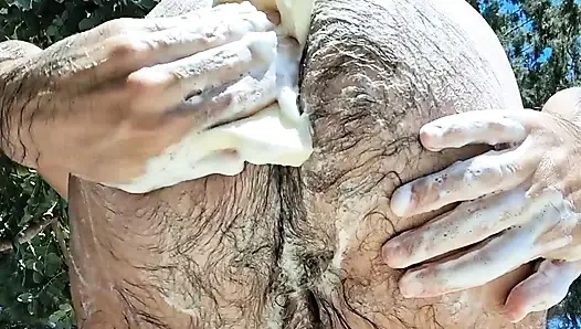 Birinin beni yıkamasını ve sonra kıllı götümü sikmesini istiyorum