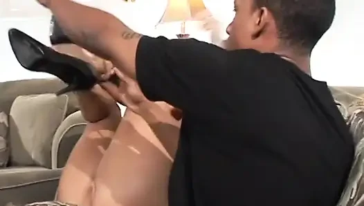 Göğüsleriyle oynuyor ve ona yarağını emdiriyor ve sikiyor