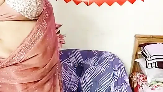 Desi Lund Se Göğüsleri Masaj Hintli Desi Bhabhi'ye Tam Chudai Ruh Halinde Yapıyor.