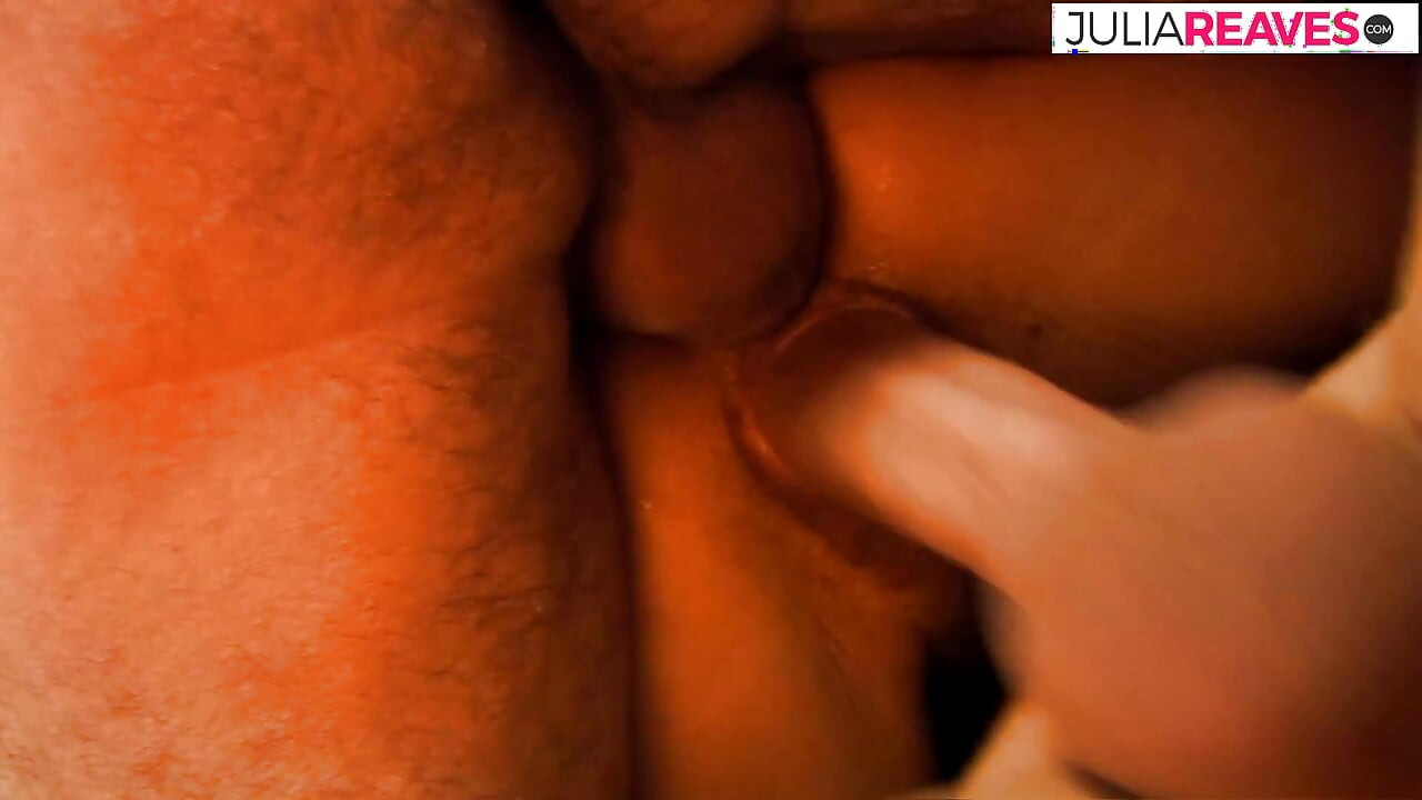 Blonde teef zuigt sperma af lul na een diepe neukpartij