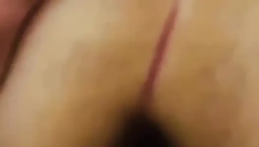 Dildo ve yaraklı iri güzel kadın, her iki sikiş deliği de genişletildi