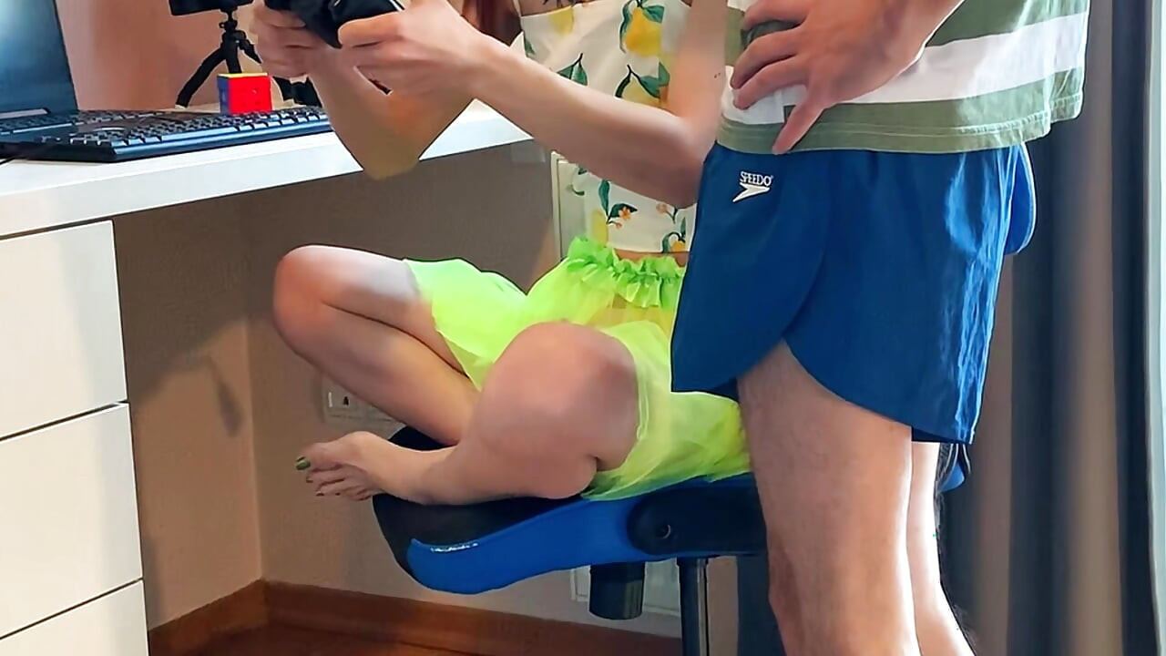 De stiefvader ziet per ongeluk zijn stiefdochter aan als een vrouw die zijn stiefdochter zwanger laat.