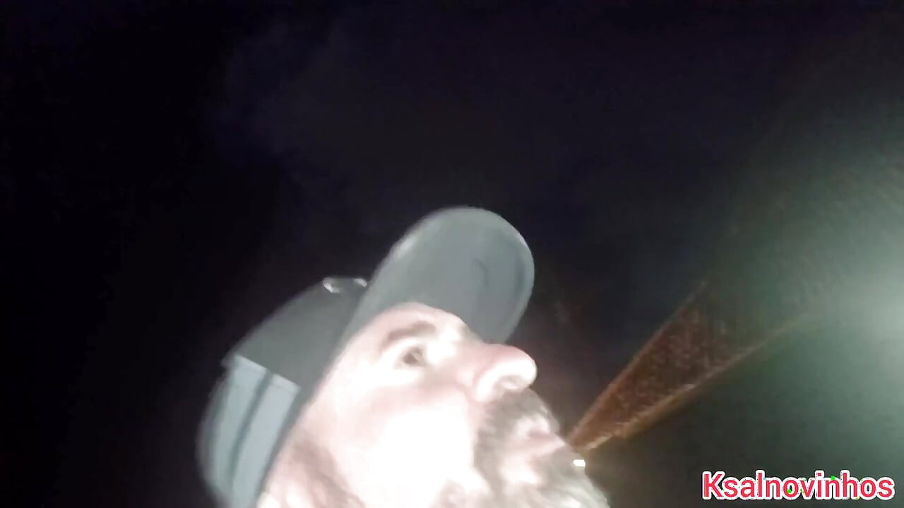 Horn elviszi a feleséget, hogy bugyi nélkül sétáljon a tengerparton egy férfi után