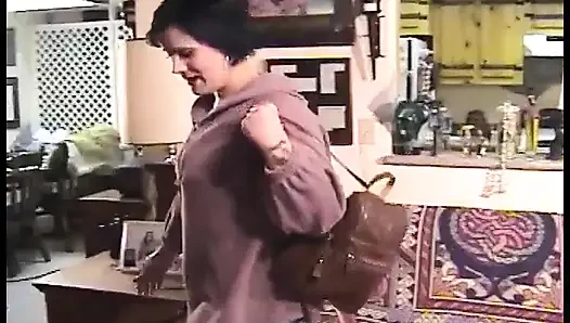 MILF bläst und fickt ihre nachbarin