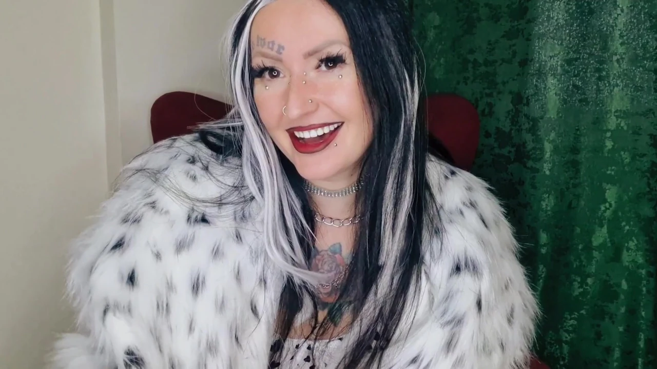 Tükürme fetişi. Dominatrix Nika senin için tükürük ve çiğnenmiş kiraz kokteyli hazırlıyor. Yemek fetişi.