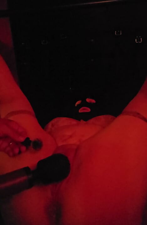 Er spielt mit meiner nassen Fotze