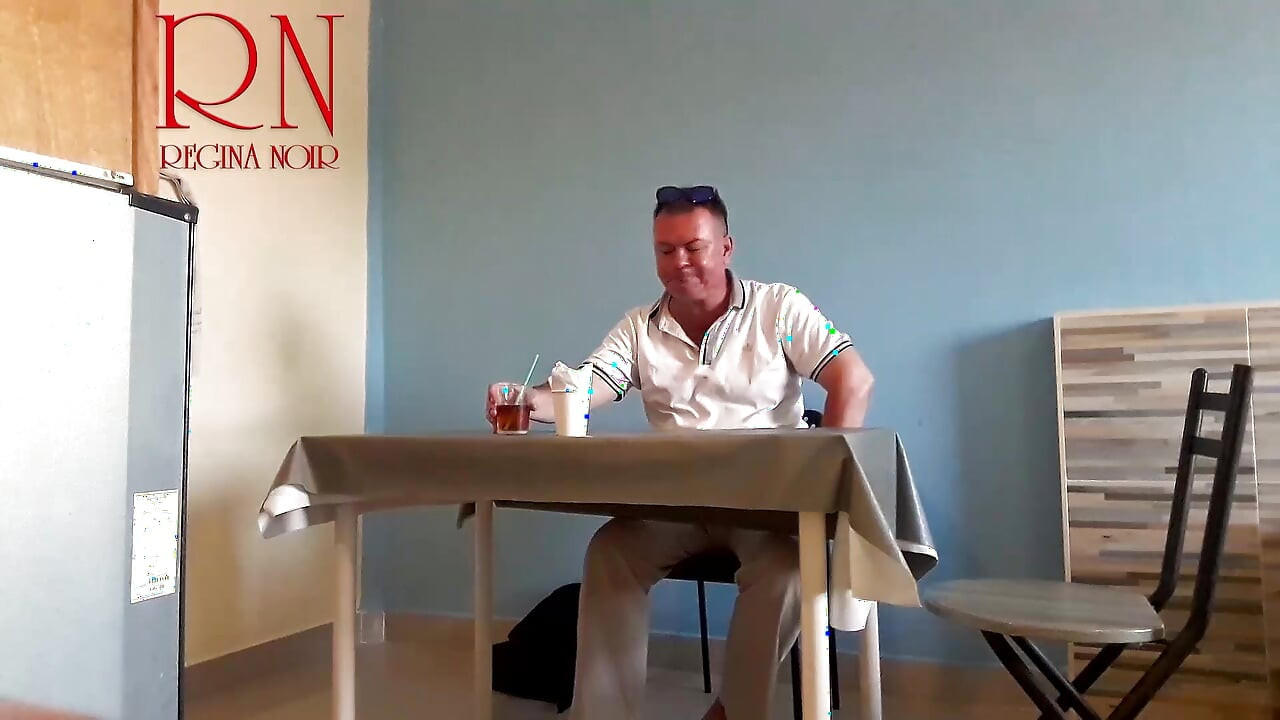 Gola konobarica. Gost restorana jede iz konobaricinog pupka. C3