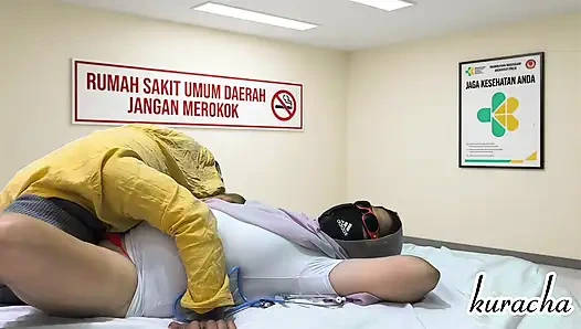 Ateşli tombul hemşire onu sikmek için doktora geldi.