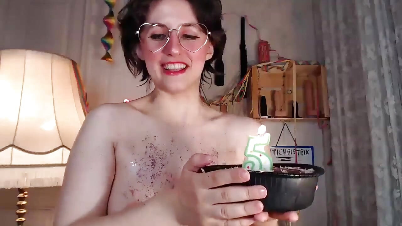 大屁股女主播坐在蛋糕上直播