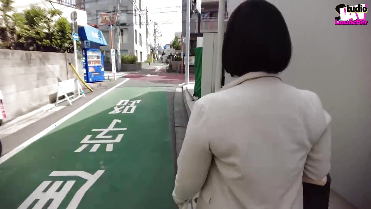 Public Ripple - a Sensitive Cutie Shows Her No-hands Trick on a City Acme Walk Chapter-1