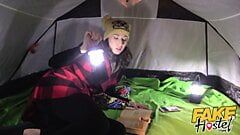 Fake Hostel glücklicher junger Camper von lesbischen m mit dicken Titten verführt
