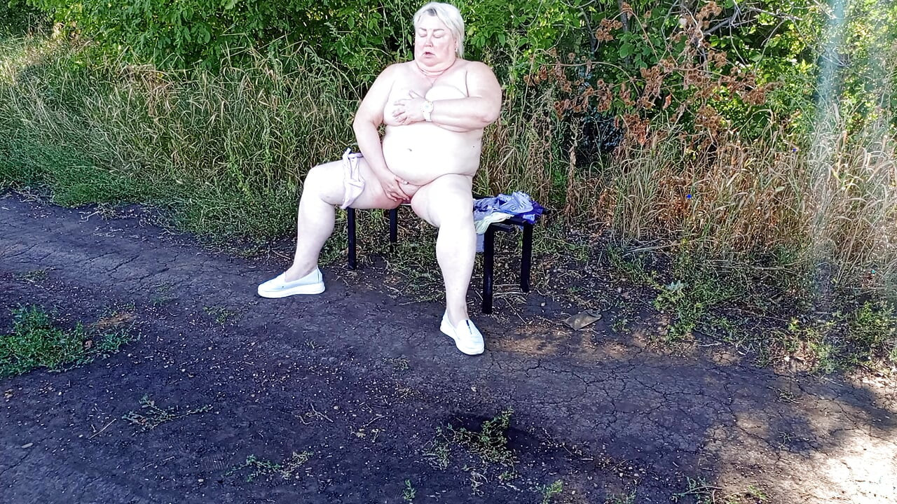 Susjeda u parku se svlači i masturbira do orgazma na klupi