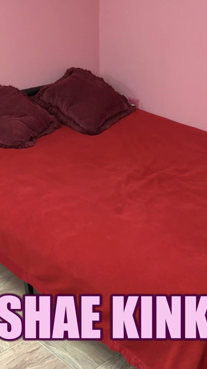 Dövmeli ev hanımı Shae Kink yeni bir işi almak için sikiliyor