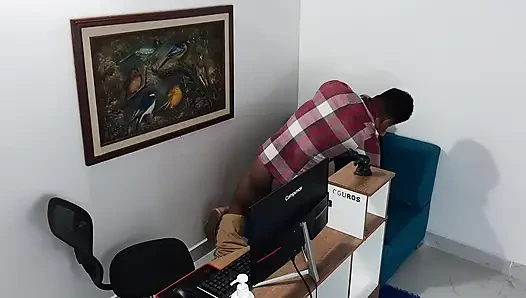 Die Sekretärin und der Chef wachsten in ihrem Büro