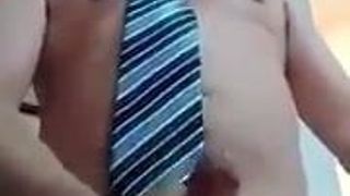 Maduro con corbata jalandosela