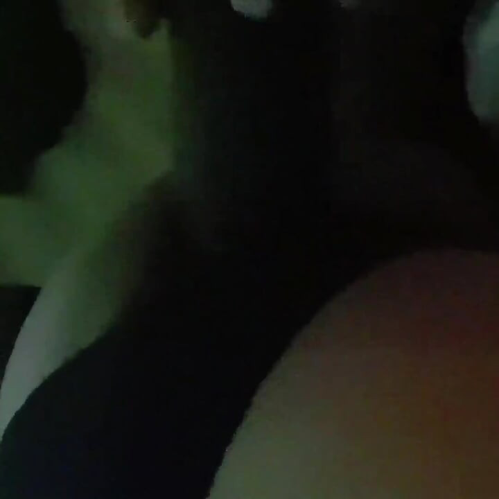 墨西哥肮脏的娘娘腔吞下巨大的大黑屌并被假阳具玩肛交