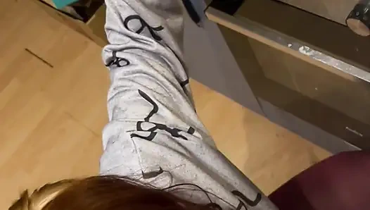 Gadis berusia 18 tahun memberikan BJ di dapur