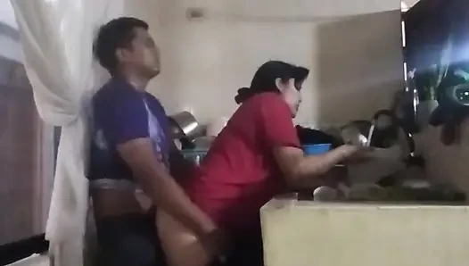 Ngentot pembantuku di dapur waktu istriku lagi di ruang tamu