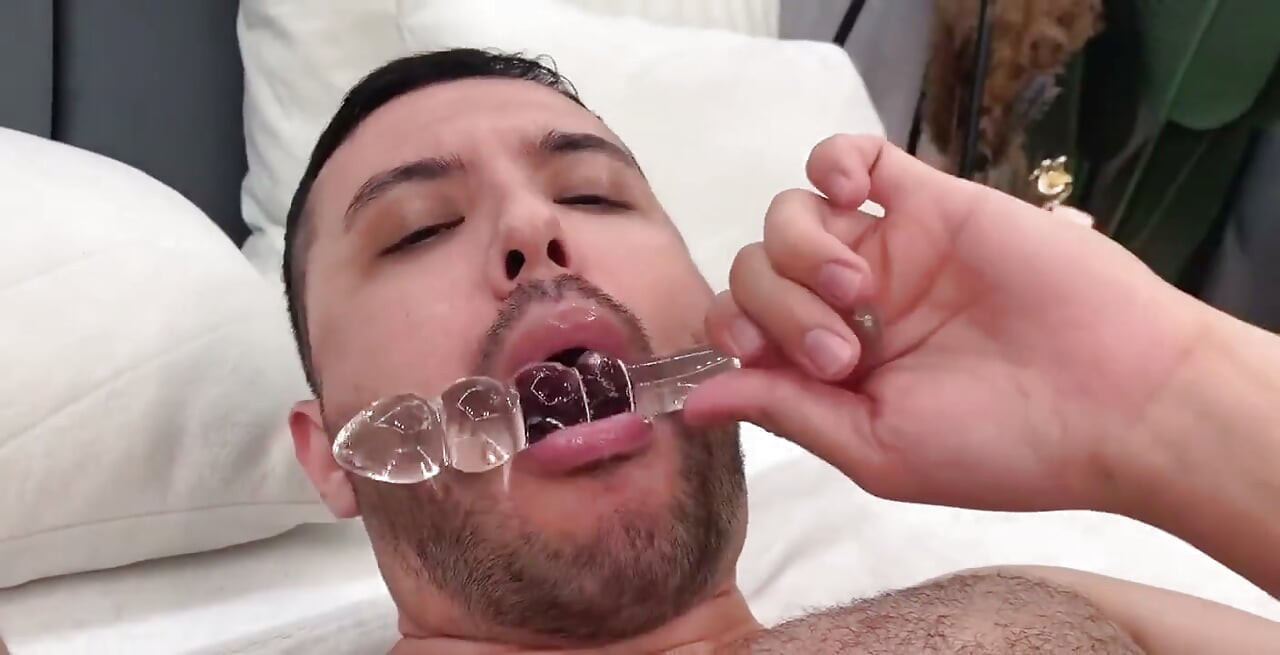 Video completo. Jugando con un consolador de vidrio y come mi semen.