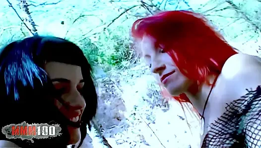 Nina Roberts: 2 sexy Pornostars in sexy lesben-action im wald