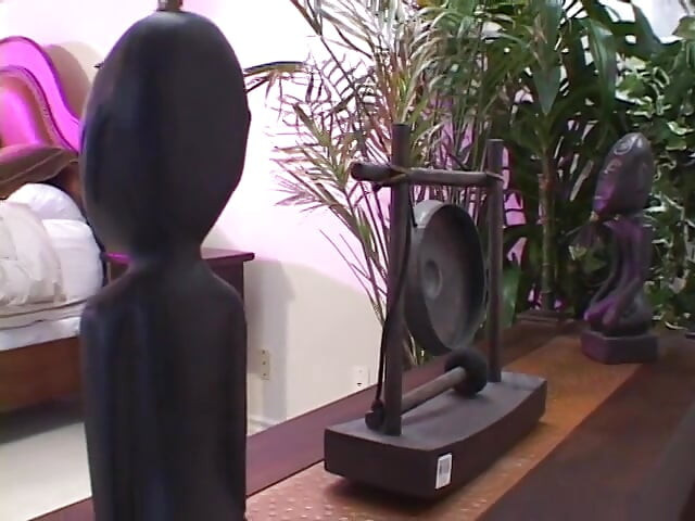 Azgın bebek göt deliğini siktirdikten sonra sıcak döl yutuyor