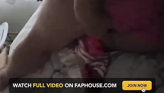 Я снимаю на видео мою сводную сестру, не осознавая этого, и я ласкаю ее и положил на нее руку