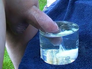 Ślinienie się nieoszlifowanego penisa wytryskuje pod wodą - duży wytrysk