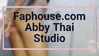 Tomo una ducha después de la escuela y traigo mi consolador en el baño - Abby Thai - estudio