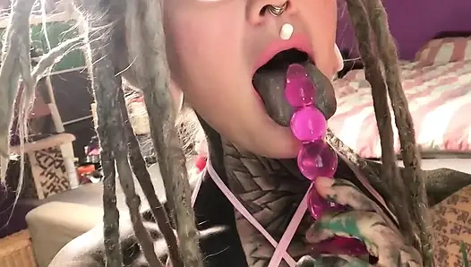 Gözlüklü ateşli solo dövmeli bebek kremsi amcık ve dildoyla oynuyor