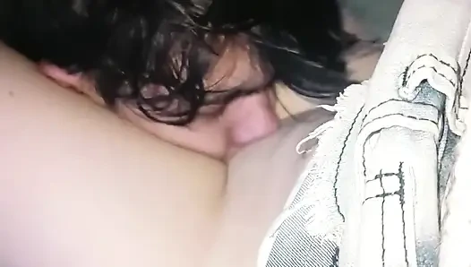 Aku menggoda abang tiriku yang masih perawan di kamarku bagian 3