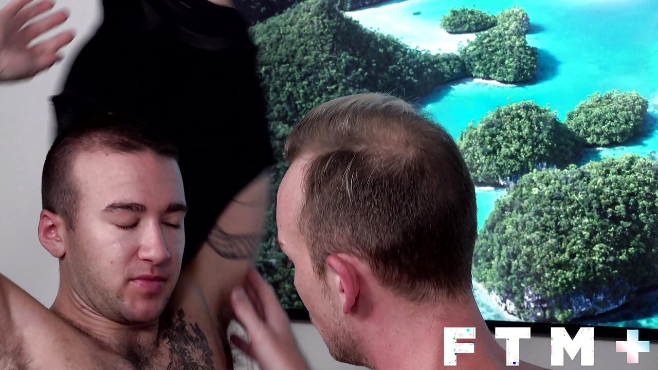 FTM Muškarci - FTM pastuh Ari Koyote dobiva creampie od Braydena St. Jaymesa