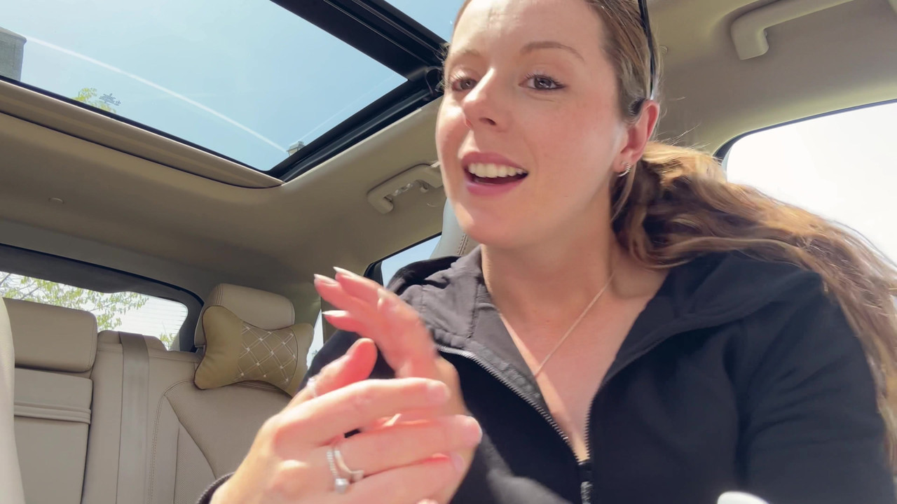 愛車の後部座席でピンクのディルドでオナニー