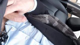Pervertido en coche controlado por femdom