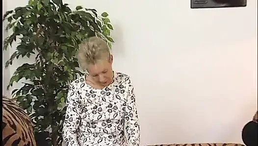 Cewek pirang rambut pendek lagi asik muasin memeknya pakai mainan seks di ruangan casting