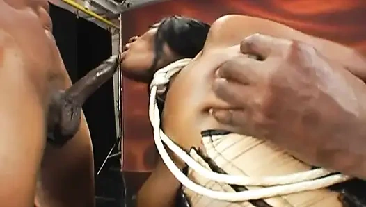 Siyah sürtük üç iyi donanımlı adamla ırklararası dörtlü seks yapıyorlar