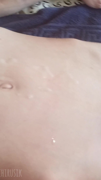 Kjørte en pikk inn i rumpa til en vakker femboy og fylte ham med sæd!