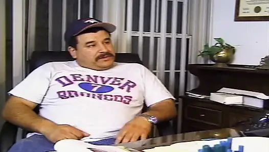 Sıska esmer hatun sert sikiliyor ve yüzüne boşaltıyor
