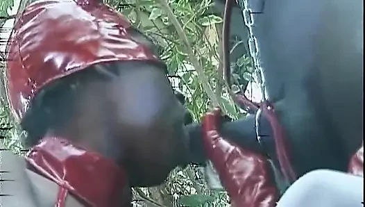 Reifes ebenholz-schätzchen weit gedehnt, von pulsierendem bbc in Latex