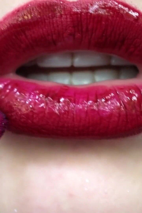 Du sperme à mes grosses lèvres et de la fumée de pute !