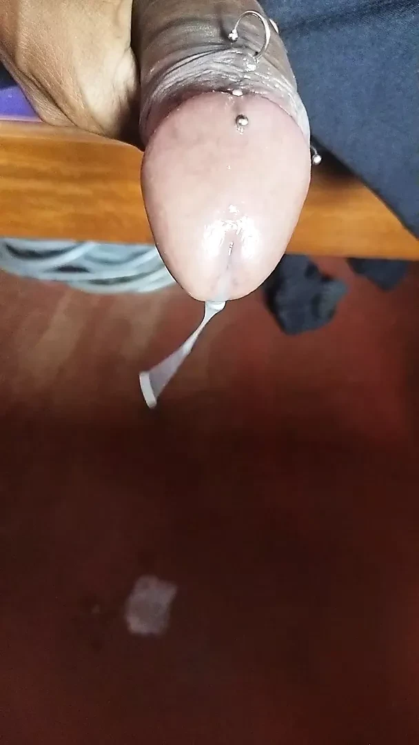 Le pénis regarde à travers mon pantalon et dit bonjour au monde, alors je lui donne un bon massage.