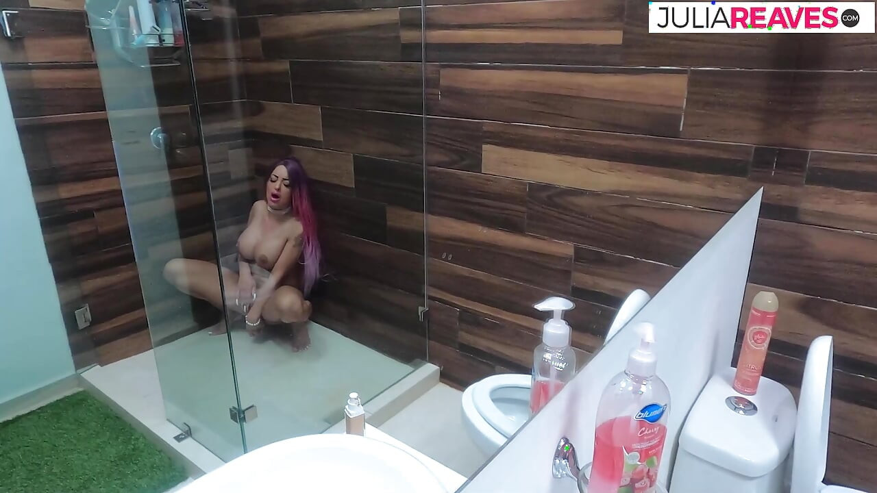 欲火中烧的荡妇用假阳具操她穿孔的阴户时呻吟