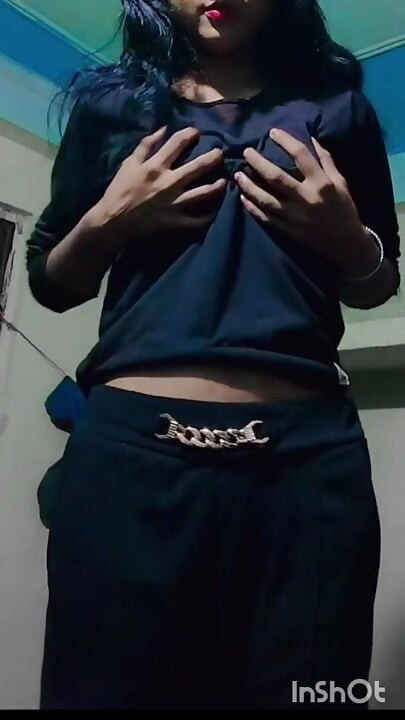 Ma copine desi sexy montre ses seins et sa chatte en train de se doigter pour une baise brutale