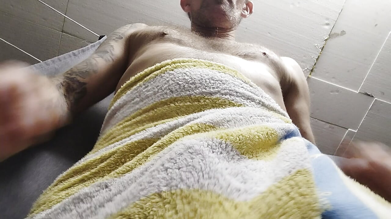 D’abord le plug, puis le gode bite excitée dans ma chatte et mon masturbateur