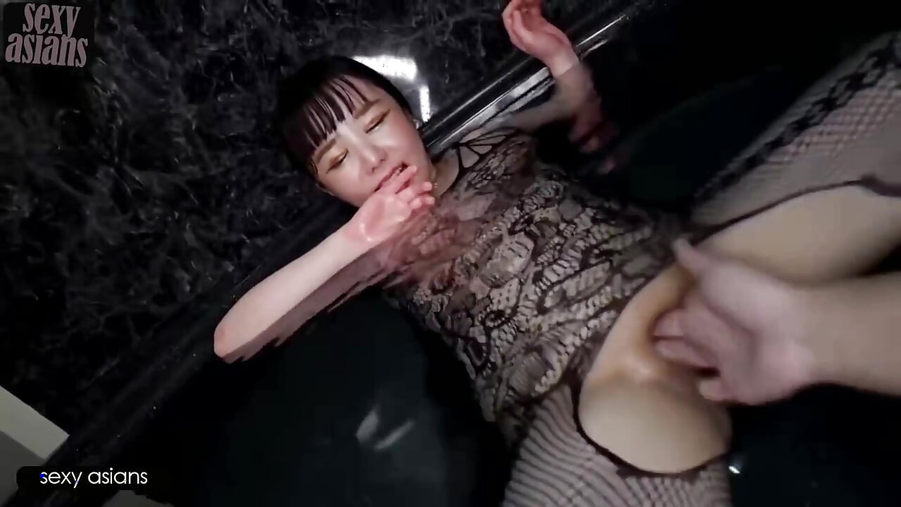一个穿着渔网袜的已婚美女在淋浴时潮吹, 然后通过热辣的浴缸性爱不断高潮
