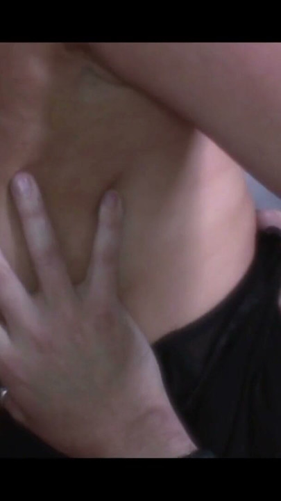 Gorąca dziewczyna pcha ogromne dildo do swojej cipki | Klip 3