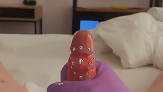 Masturbation de gants violets et serrés en latex jusqu’à l’éjaculation